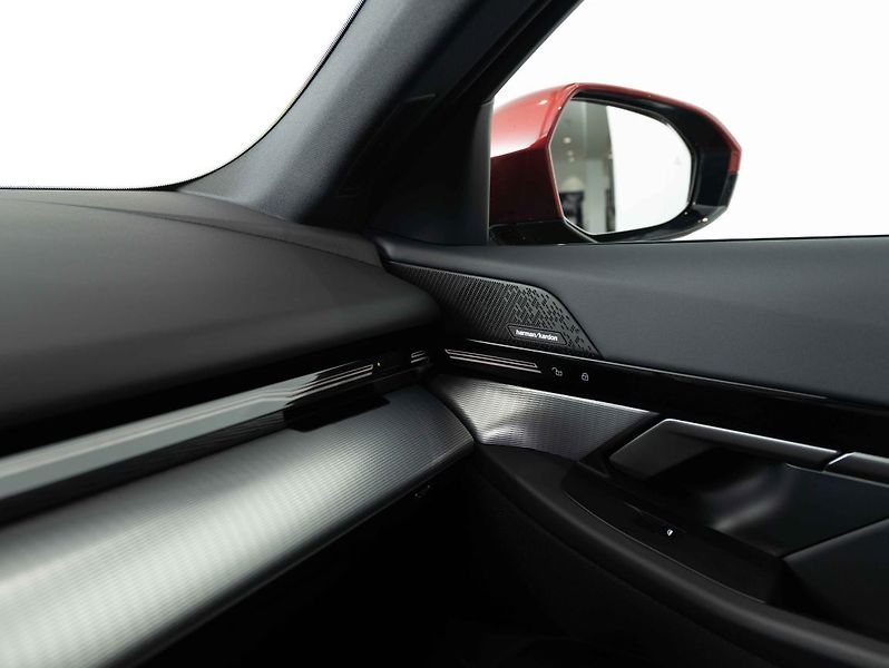 BMW Řada 5 520d xDrive - fotka 16 z 23