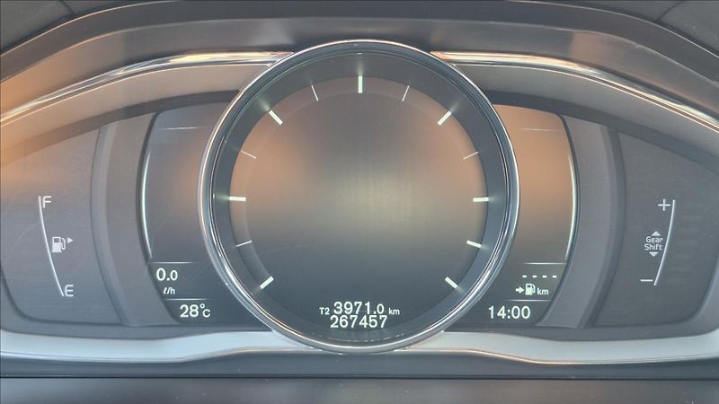 Volvo XC60 2,4 D5 158KW R-Design Momentum - fotka 12 z 23