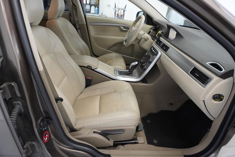 Volvo V70 2.0 D4 120kW MOMENTUM - fotka 21 z 26