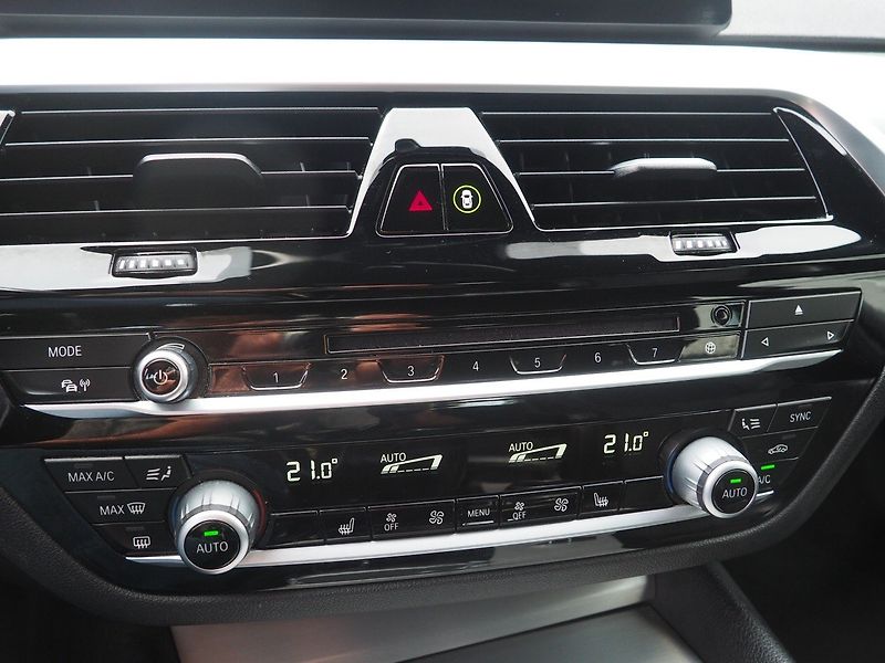 BMW Řada 5 (2017) 3.0d xDrive, 195 kW - fotka 32 z 38