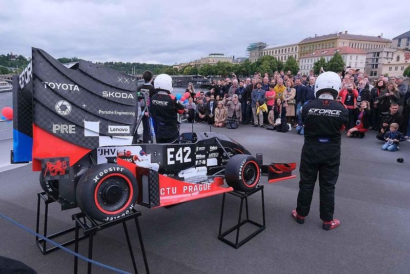 Slavnostní odhalení nové elektroformule CTU.25 studentského týmu eForce Prague Formula. loď Grand Bohemia, Dvořákovo nábřeží, Praha 1