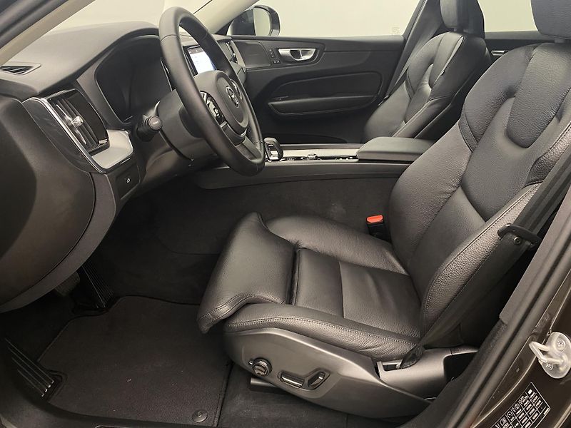 Volvo XC60 B5 AWD DARK PLUS AUT - fotka 3 z 53