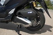 Motor s výkonem 9,2 kW plní normu Euro 5+ a spotřebuje zhruba 2 litry na 100 km.