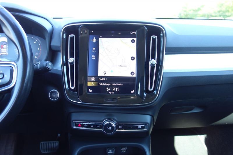 Volvo XC40 2,0 D4, ČR, SERVIS.KN., AWD. - fotka 23 z 39