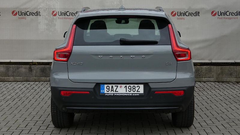 Volvo XC40 B3 PLUS DARK - fotka 4 z 23