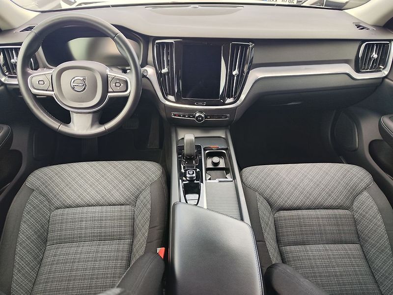 Volvo V60 B3 2.0/120kW Momentum Aut. - fotka 12 z 28