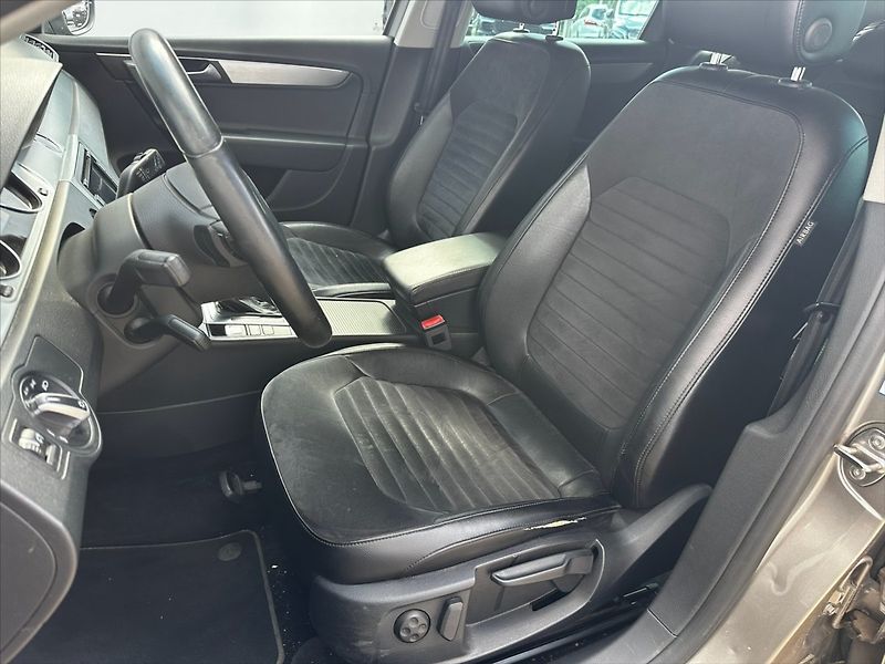 Volkswagen Passat 2,0 2.0TDI 103kW DSG Highline - fotka 10 z 40
