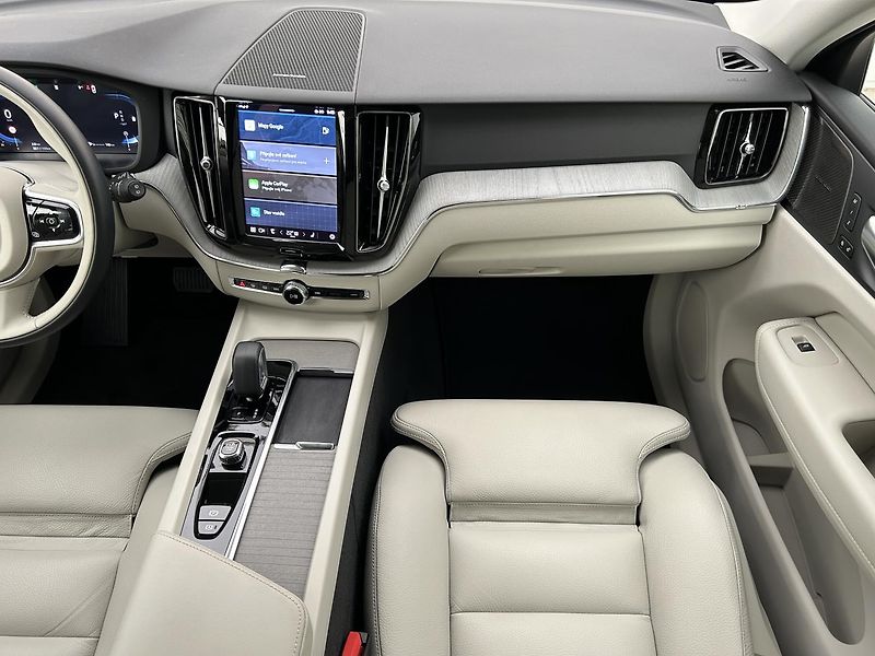 Volvo XC60 2.0 B4 4x4 PLUS  Black - fotka 16 z 28