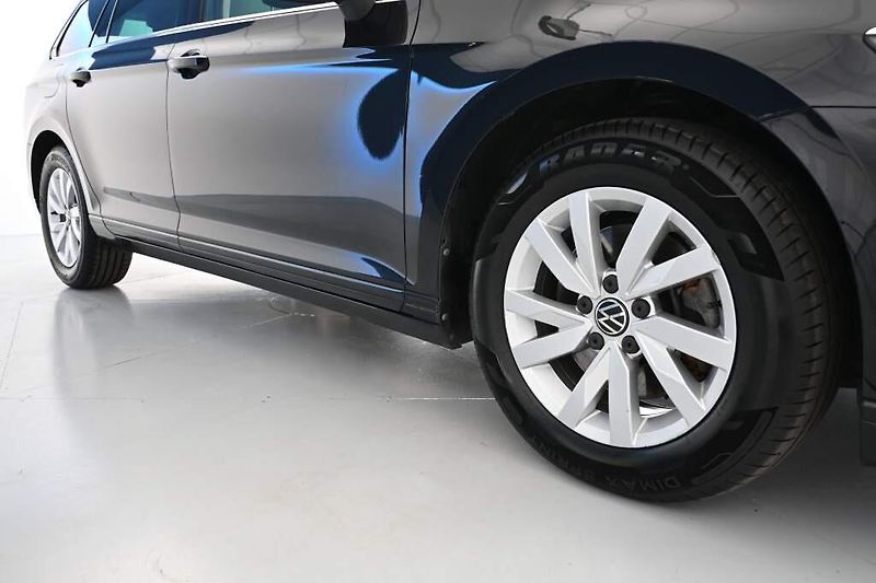 Volkswagen Passat (2023) 2.0 DSG Matrix LED ACC VIRTUAL - fotka 33 z 35