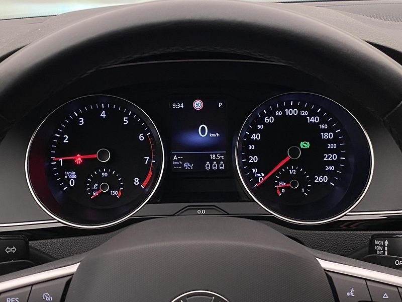 Volkswagen Passat VARIANT 2.0TDI DSG R-LINE CZ - fotka 25 z 55