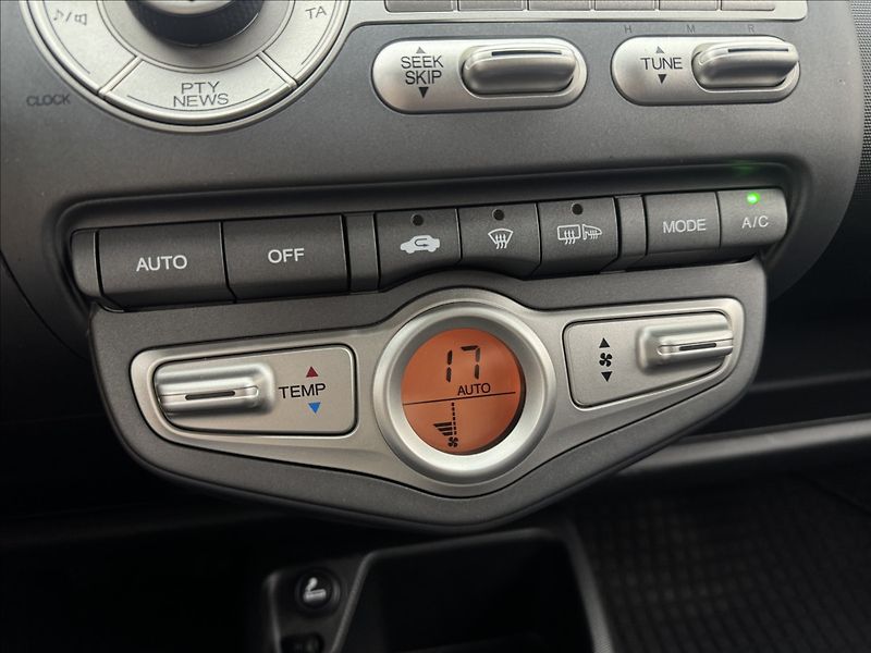 Honda Jazz 1,3 i DIGIKLIMA NOVÁ STK ČR - fotka 15 z 29