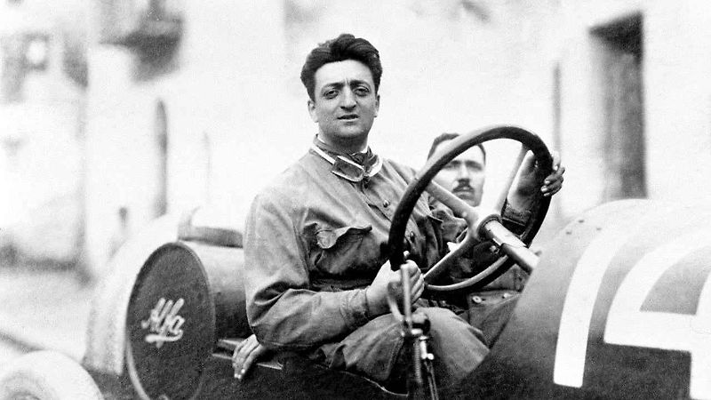 Enzo Ferrari, přezdívaný il Commendatore, byl známý svou soutěživostí a neochotou dělat kompromisy v kvalitě svých vozů.