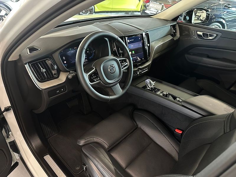 Volvo XC60 T8 PLUS Dark, Ventilace, 360° - fotka 13 z 35