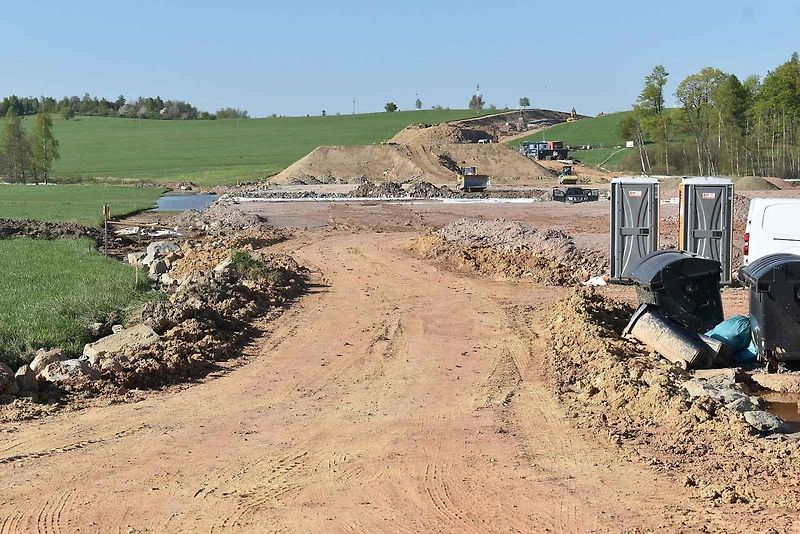 Stavba dálnice D11 v Královci 28. dubna 2025.
