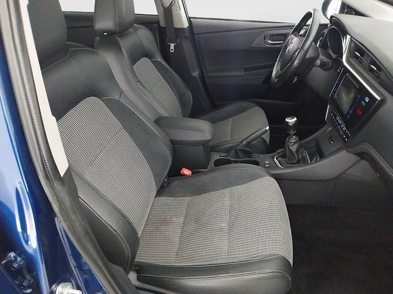 Toyota Auris (2015) 1.6 D-4D, Serv.kniha, Tempomat - fotka 9 z 17