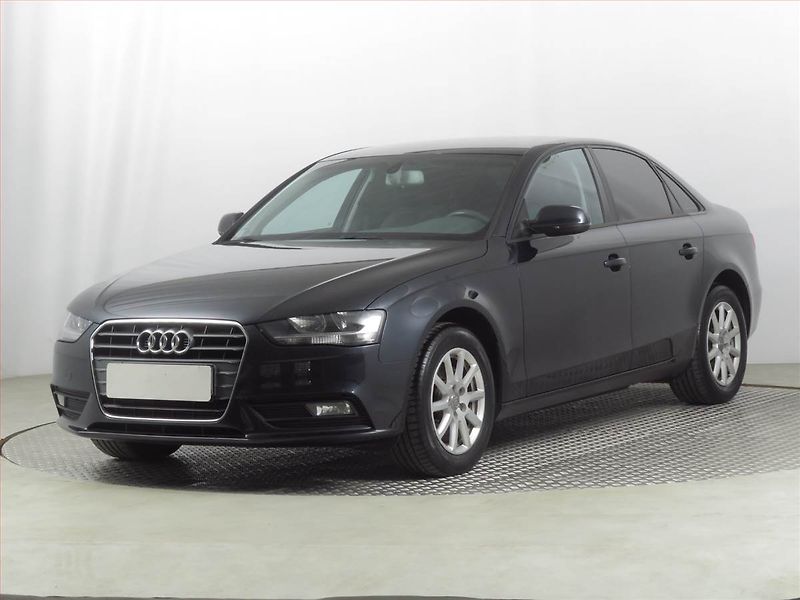 Audi A4 (2013) 2.0 TDI, Park. senzory - fotka 2 z 18