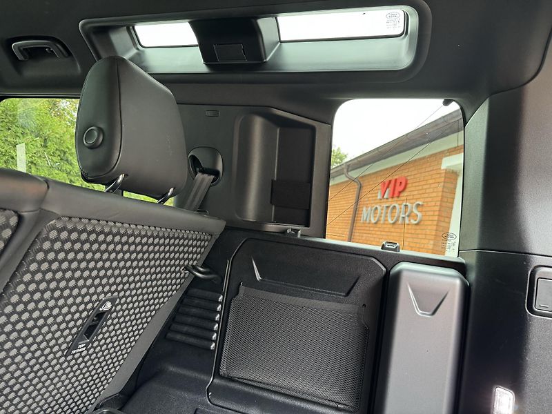 Land Rover Defender D300-R DYNAMIC-BLACK-R22 - fotka 36 z 41