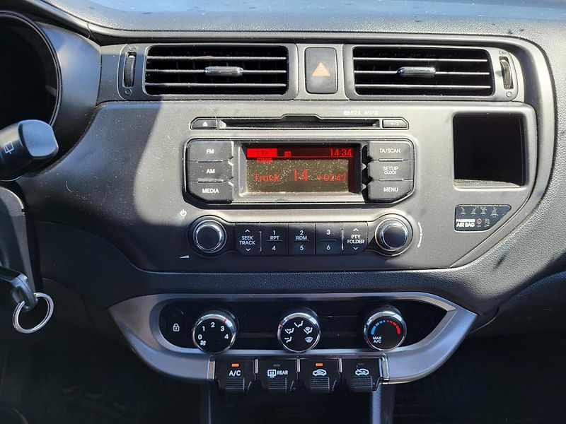 Kia Rio 1.4 i DOHC 16V 80kW - fotka 13 z 35