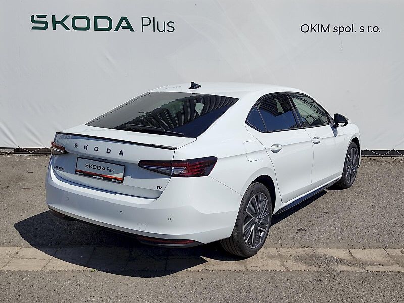 Škoda Superb (2025) iV SportLine 1,5 Tsi 150 Kw DS - fotka 2 z 44