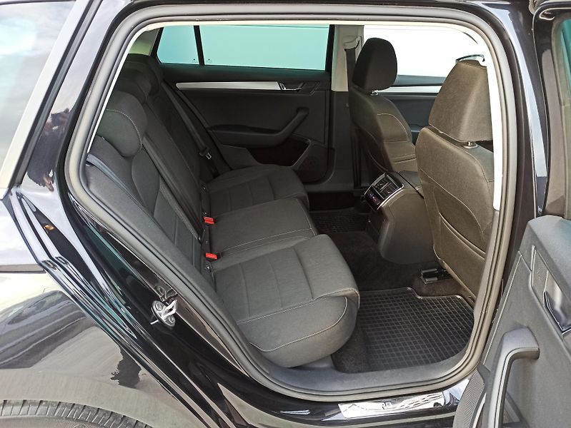 Škoda Superb 2.0TDi 140kW DSG 4X4 AMB - fotka 14 z 27