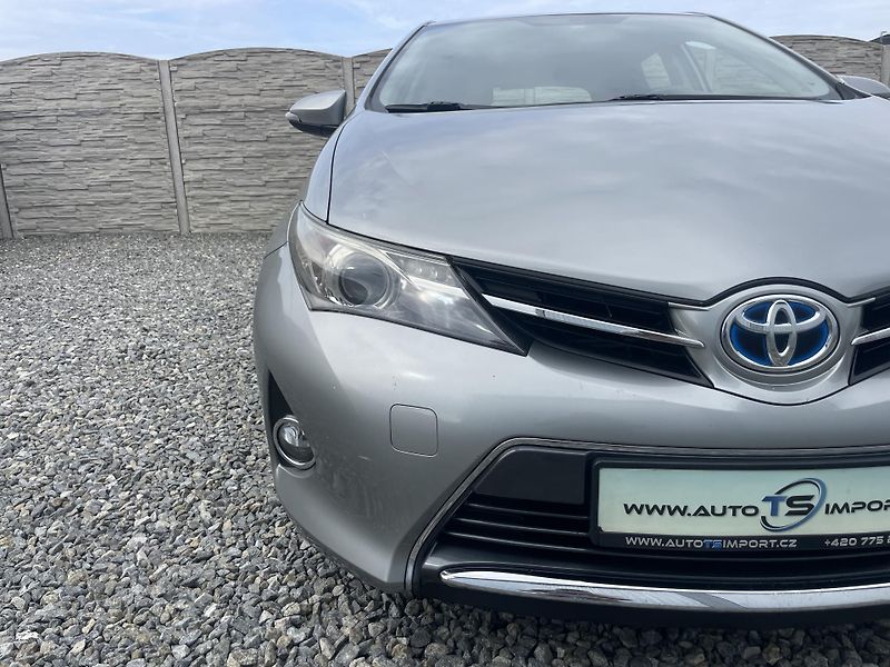 Toyota Auris 1.8i 16v HYBRID AUT SERVIS TOP - fotka 61 z 172