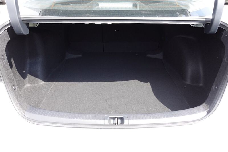 Toyota Corolla 1,8HSD Comfort + Style - fotka 14 z 31