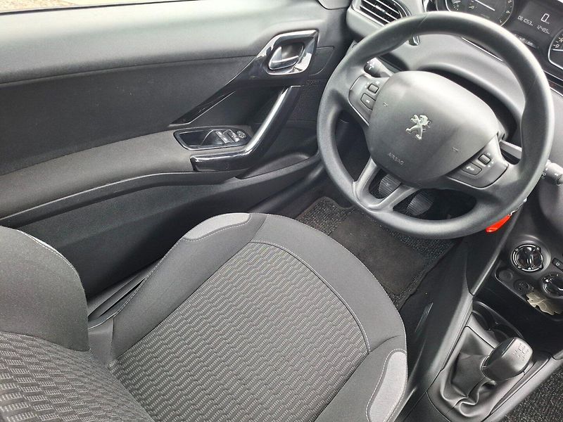 Peugeot 208 (2015) 1.0i 50kW -KLIMA-SENZORY - fotka 12 z 42