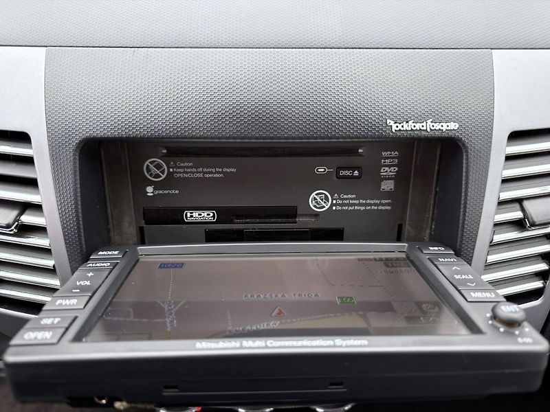 Mitsubishi Outlander 2.2 DI-D 4x4 automat, navigace - fotka 21 z 27