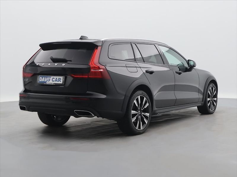 Volvo V60 2,0 B4 AWD Cross Country DPH - fotka 7 z 36