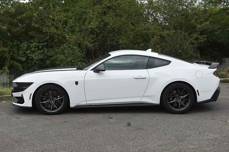 Tento Ford Mustang byl ve výkonnější verzi Dark Horse.