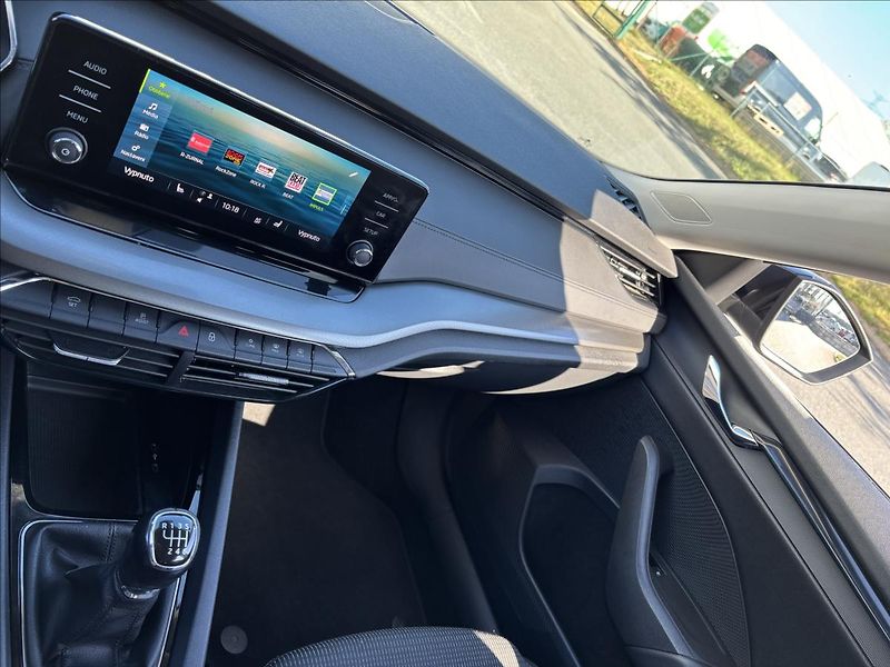 Škoda Octavia 1,5 TSI 110kW Ambition Combi - fotka 40 z 41