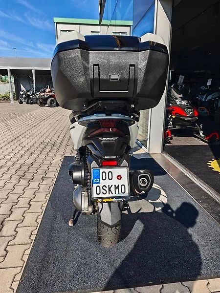 Honda Forza 300 ABS (2018) Smart box, Vyhřívané rukojeti, - fotka 4 z 20