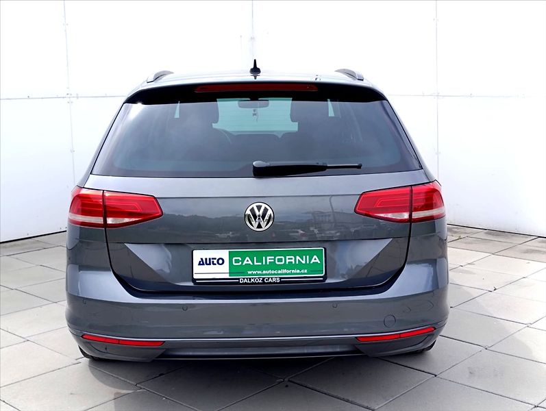 Volkswagen Passat 1,6 TDi Aut.klima Navi Kamera - fotka 8 z 34