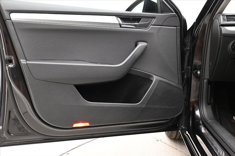 Škoda Superb 2,0 TDI 110 kW DSG Ambition Zá - fotka 23 z 29