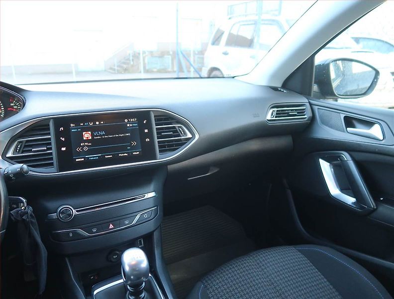Peugeot 308 (2019) 1.2 PureTech, Serv.kniha - fotka 8 z 17
