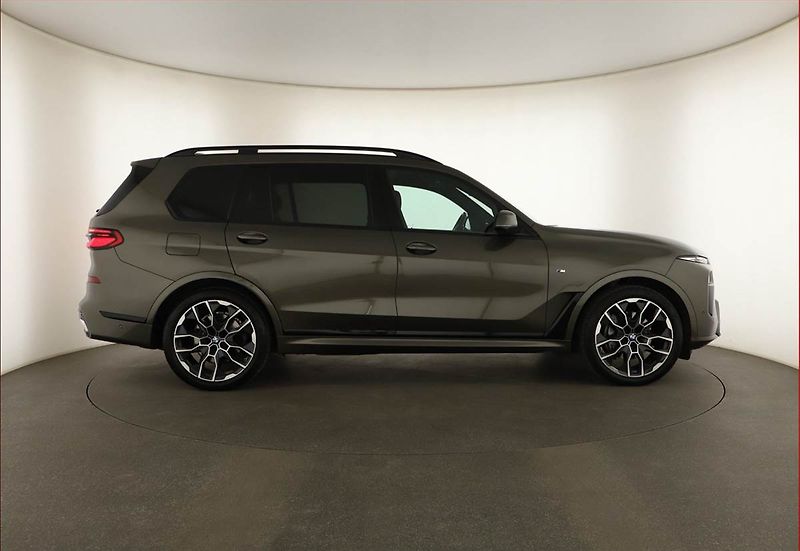 BMW X7 (2025) xDrive40d, Navigace - fotka 6 z 22