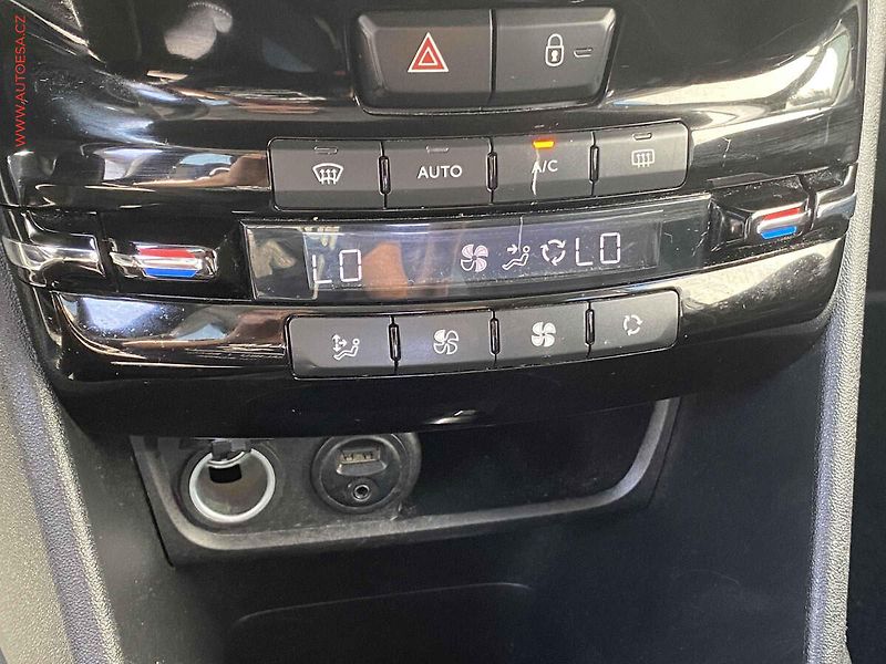 Peugeot 208 (2014) 1.2 PT, Allure, navi, panor - fotka 14 z 17