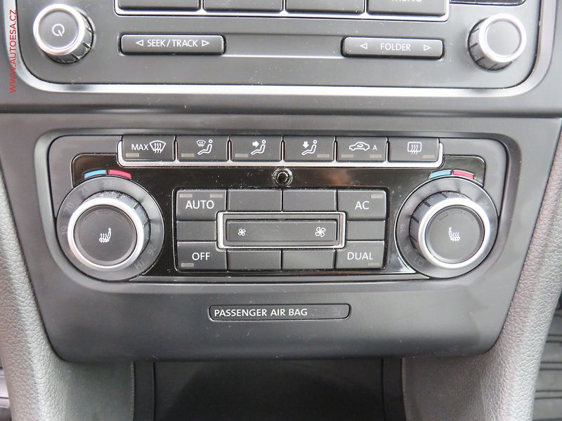 Volkswagen Golf (2011) 1.6 TDi, Panor, výhřev sed - fotka 16 z 19