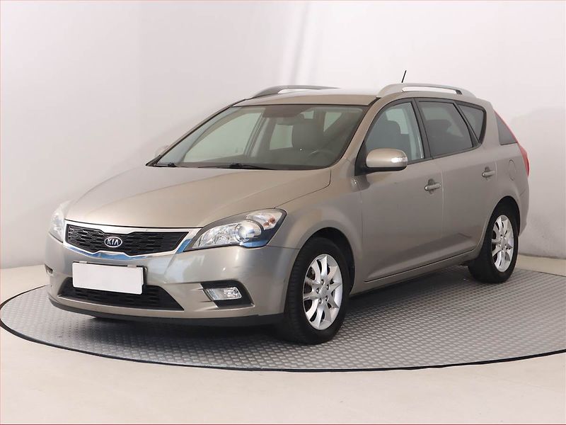 Kia Ceed (2010) 1.6 CVVT, Serv.kniha - fotka 2 z 16