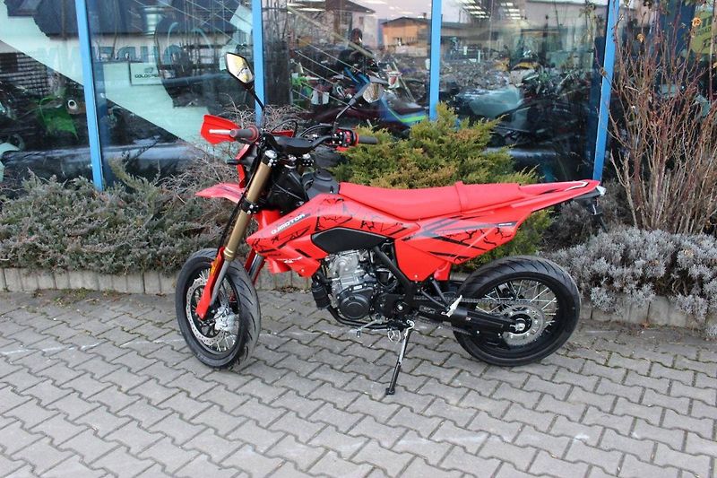 QJ Motor (2026) COV 125  MOTARD  2026 NOVINKA - fotka 8 z 9