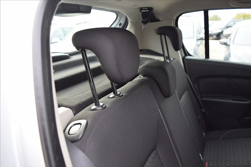 Dacia Sandero 1,2 i 55KW PO SERVISE - fotka 24 z 39