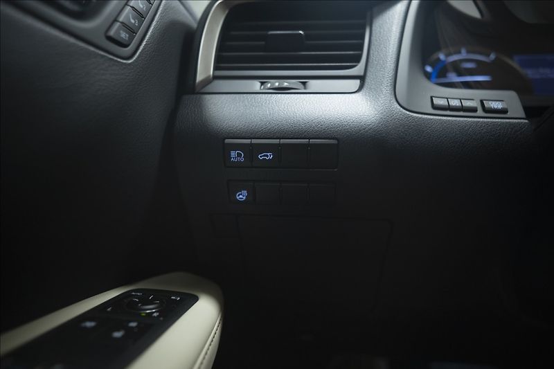 Lexus RX 3,5 AWD HYBRID 1. MAJITEL ČR - fotka 41 z 50