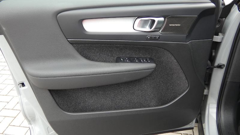 Volvo XC40 B3 PLUS DARK - fotka 8 z 23