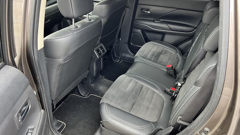 Mitsubishi Outlander INSTYLE 2,0 MIVEC 4X4 A/T - fotka 13 z 16