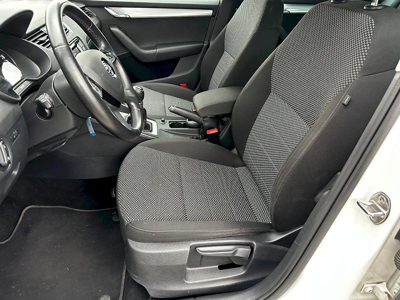 Škoda Octavia (2014) Combi 1.6 TDI Ambition - fotka 28 z 34