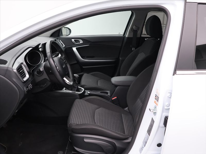 Kia Ceed 1,5 T-GDI 117kW TOP DPH CZ 1.M - fotka 11 z 32