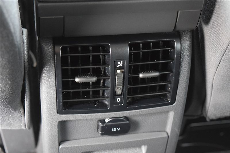 Volkswagen Touran 1,6 d 77KW BIXENON TAŽNÉ - fotka 19 z 40