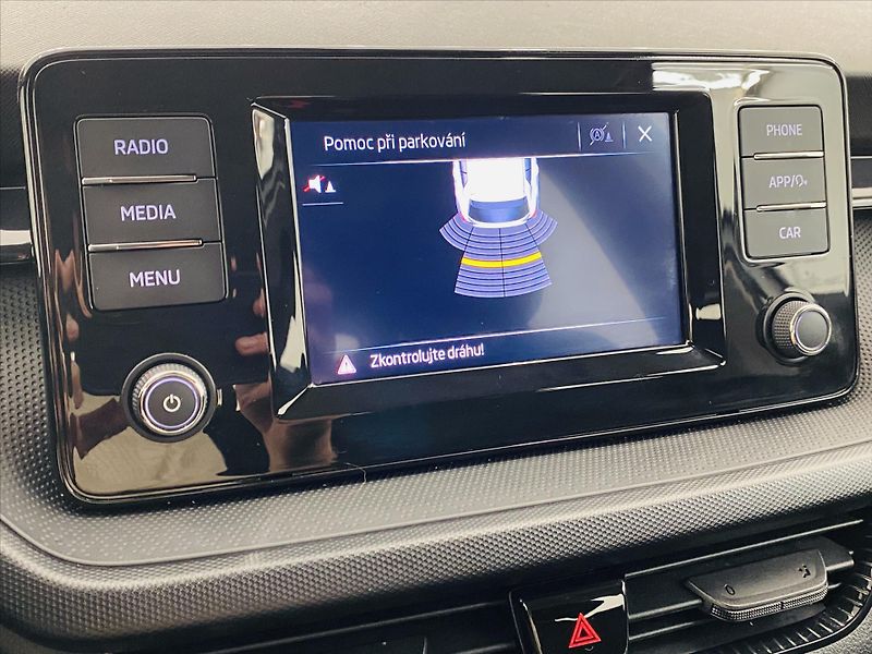 Škoda Fabia 1,0 MPI 48kW Active - fotka 13 z 22