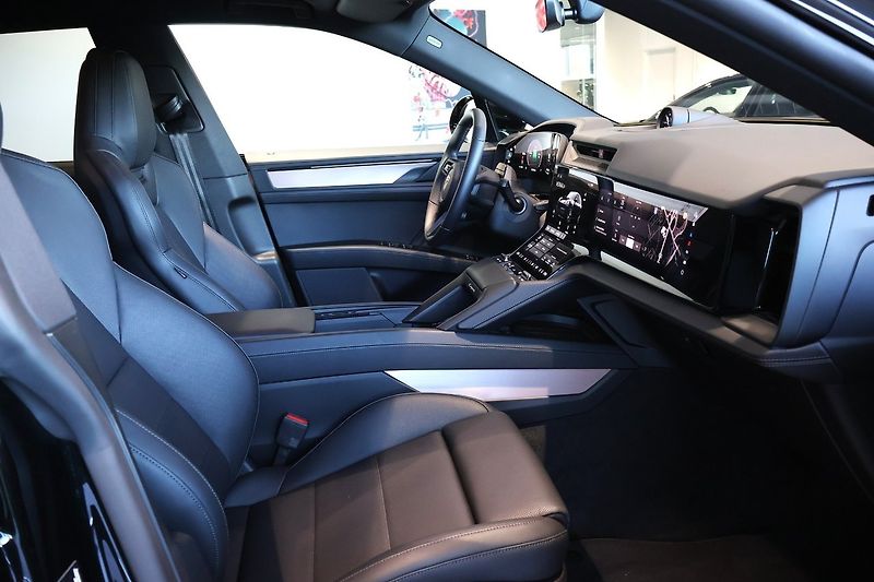 Porsche Cayenne Electric Pano HuD Venti HD-Mat - fotka 18 z 22