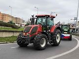 Traktory a další stroje při protestech zemědělců v Praze - 7. března 2014 - traktor značky Valtra